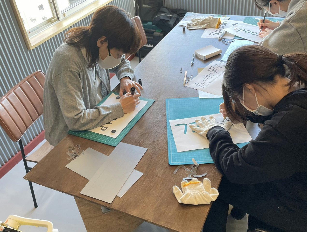 抜きたい文字を鉄板に写します。