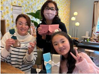 2時間作りたい放題です。材料も工具も自由に使えますので、たっぷりお楽しみください。手ぶらで来て、たくさん作ってお持ち帰りください(^^)