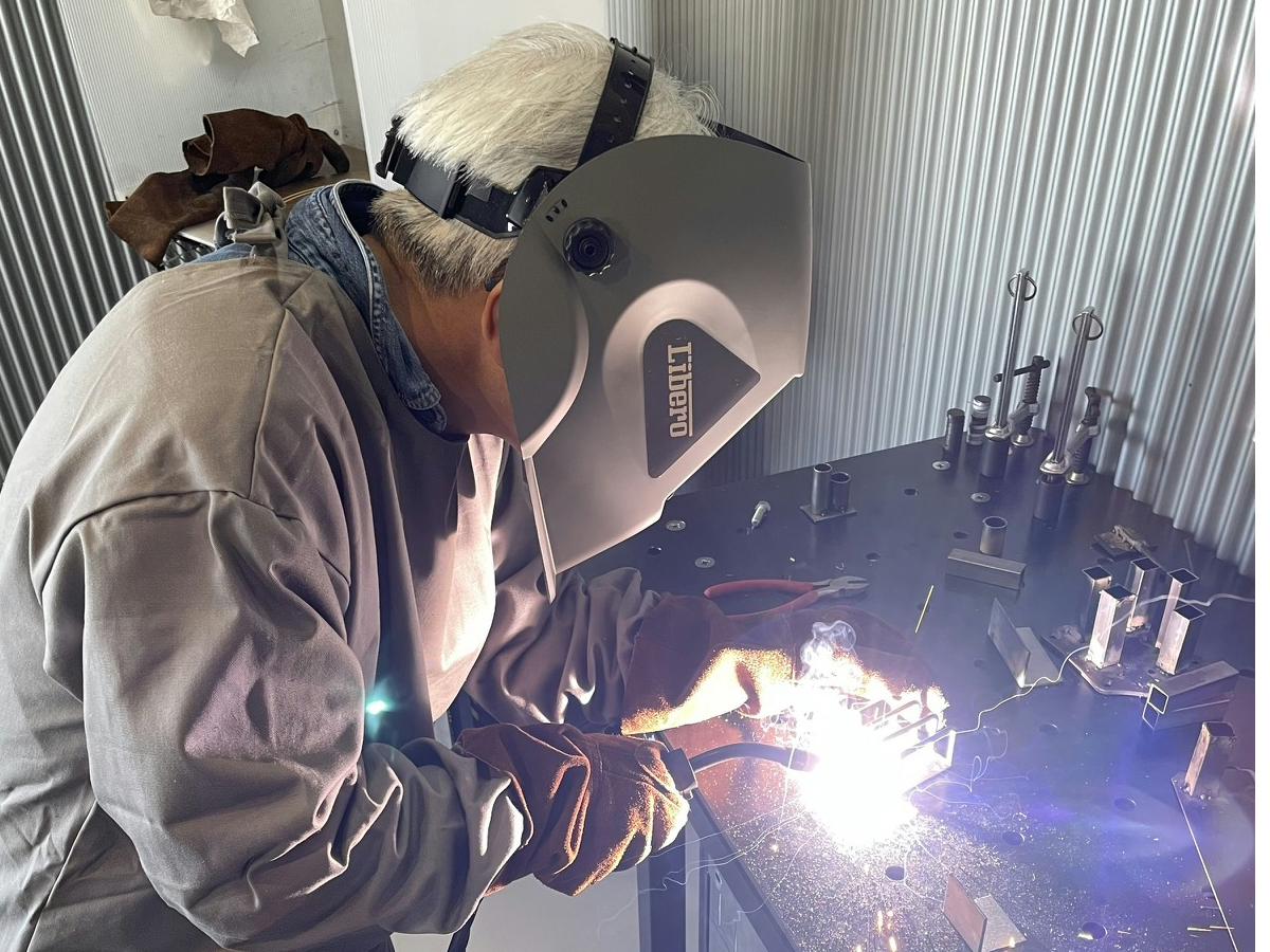 おひとりで真剣につくるのもあり!老若男女だれでもできます。