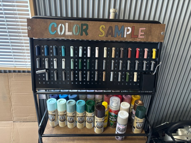 たくさんのカラースプレーの中から好きな色を選んで塗装してください。