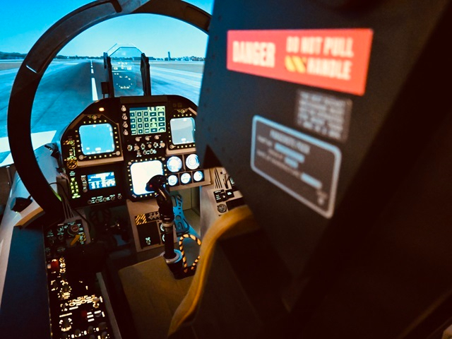 東京・羽田・天空橋＞【15分お試しコース】戦闘機フライト