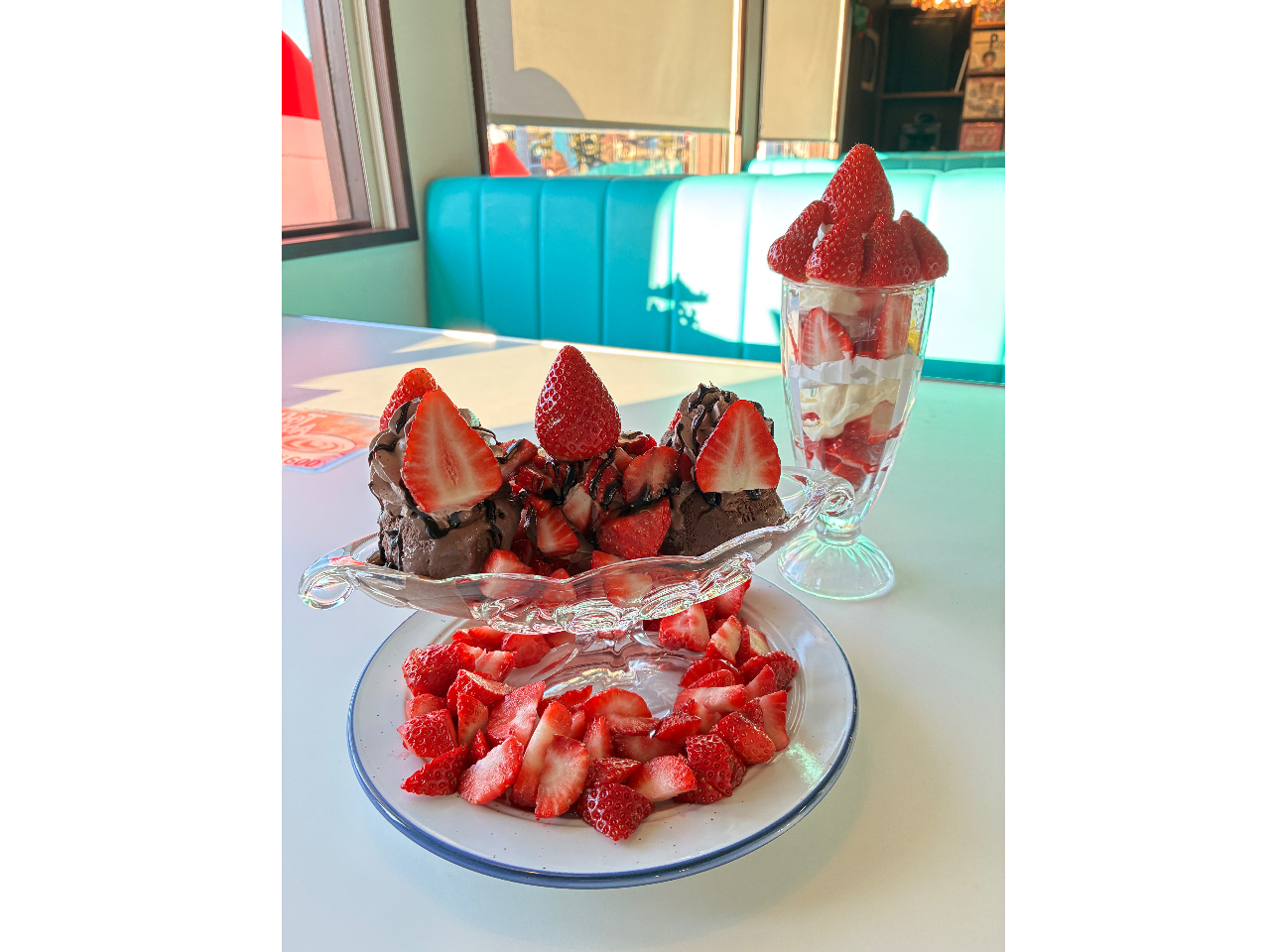 ���݃J�t�F�ł͒n���H�ނ��g�p�����n���o�[�K�[���̃����`�A�_�ƒ��c�����犐���G�߂̉ʕ����ӂ񂾂�Ɏg�p�����X�C�[�c���y���߂܂�