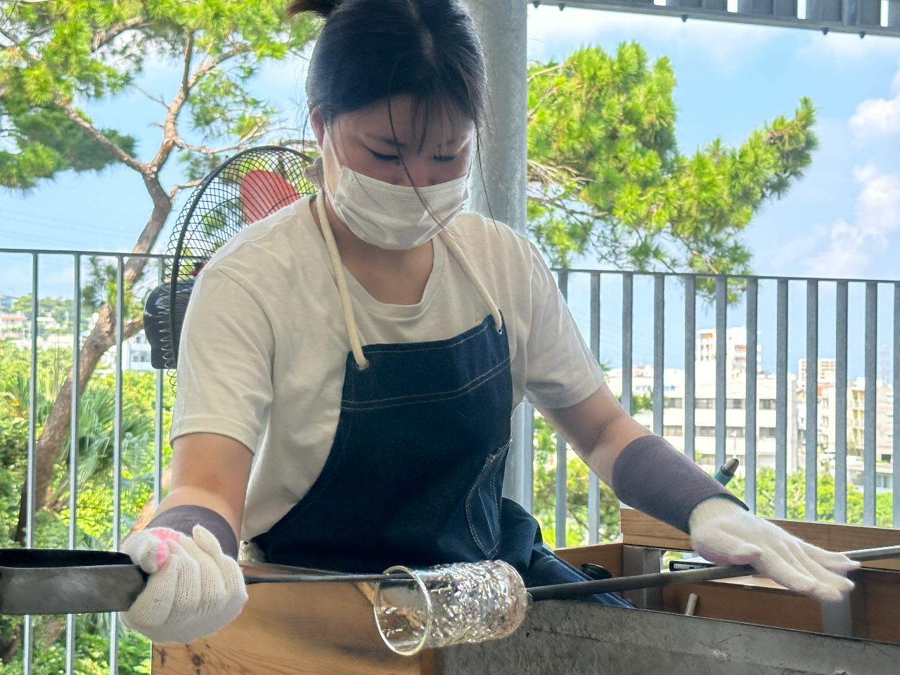 琉球ガラス体験で世界に一つだけのグラス作り!10歳以上から体験できます。所要時間は30分ほど※受付や体験前の準備説明など含む)実際の作業時間は15分〜20分ほど