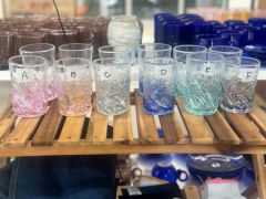 ガラス体験で製作するグラスは凸凹(でこぼこ)タイプです。お好きな色を6種類の中からお選びいただけます。