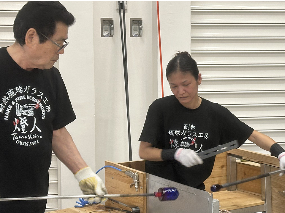熟練の職人さんたちがしっかりとサポートしながらグラス作りを一緒に進めていくので初めての人も安心です。