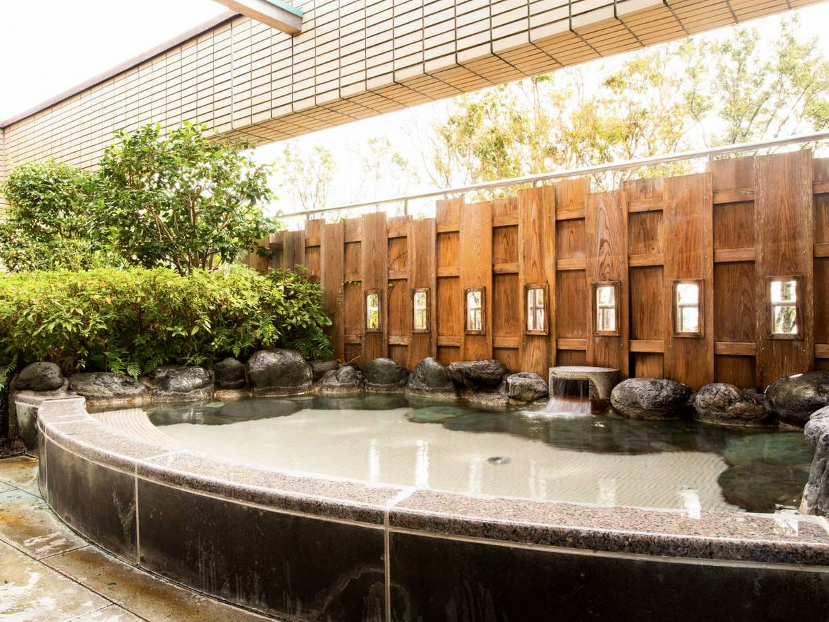 【伊豆高原×手ぶら日帰り温泉+コーヒーおかわり自由+マンガ読み放題】青空と緑に囲...