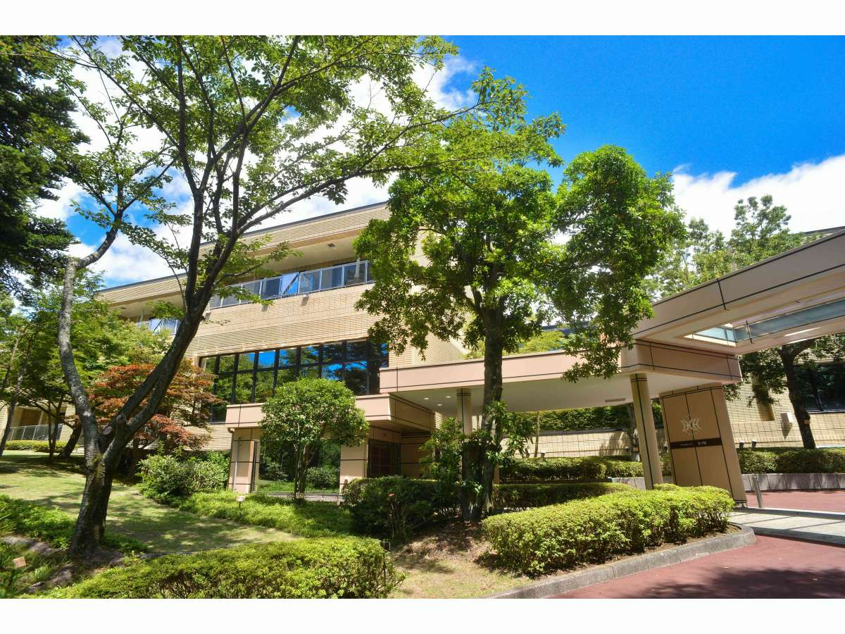 《伊豆高原ホテル五つ星外観正面》シミュレーションゴルフ、スカッシュ、卓球、温泉大浴場と露天風呂などをご用意しています。