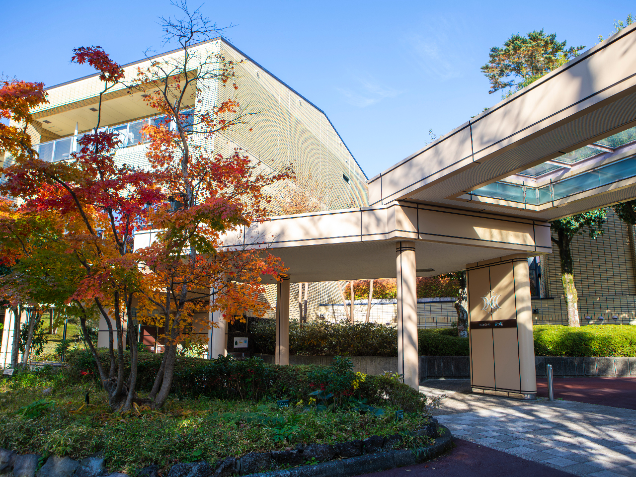 《伊豆高原ホテル五つ星外観正面》シミュレーションゴルフ、スカッシュ、卓球、温泉大浴場と露天風呂などをご用意しています。