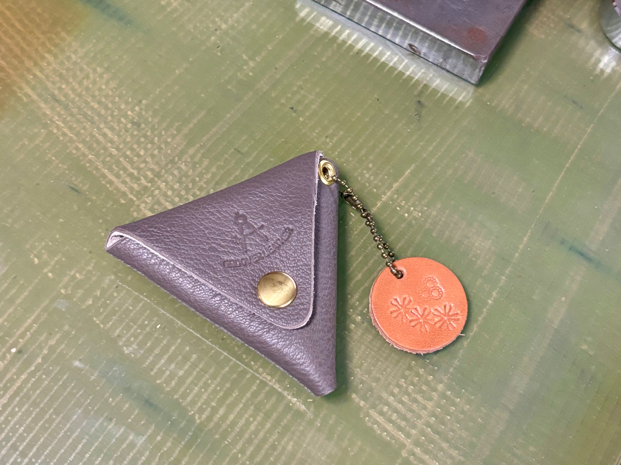 鹿革と牛革を選択、カラーは数多くの中から選べます