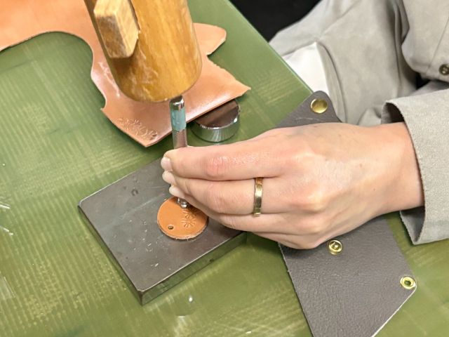 牛革の上にスタンピングで遊んで自分だけのデザインを作り出そう