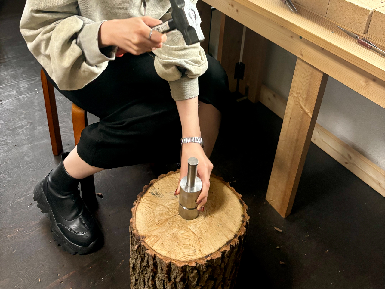 まずはコインを選んでコインに穴あけ作業