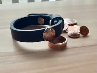 下がコインリング、穴を開けた時に出たコインの破片はコンチョになり、レザーブレスレットに!ひとつのコインを全て使ったワークショップ