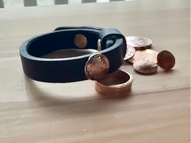 下がコインリング、穴を開けた時に出たコインの破片はコンチョになり、レザーブレスレットに!ひとつのコインを全て使ったワークショップ