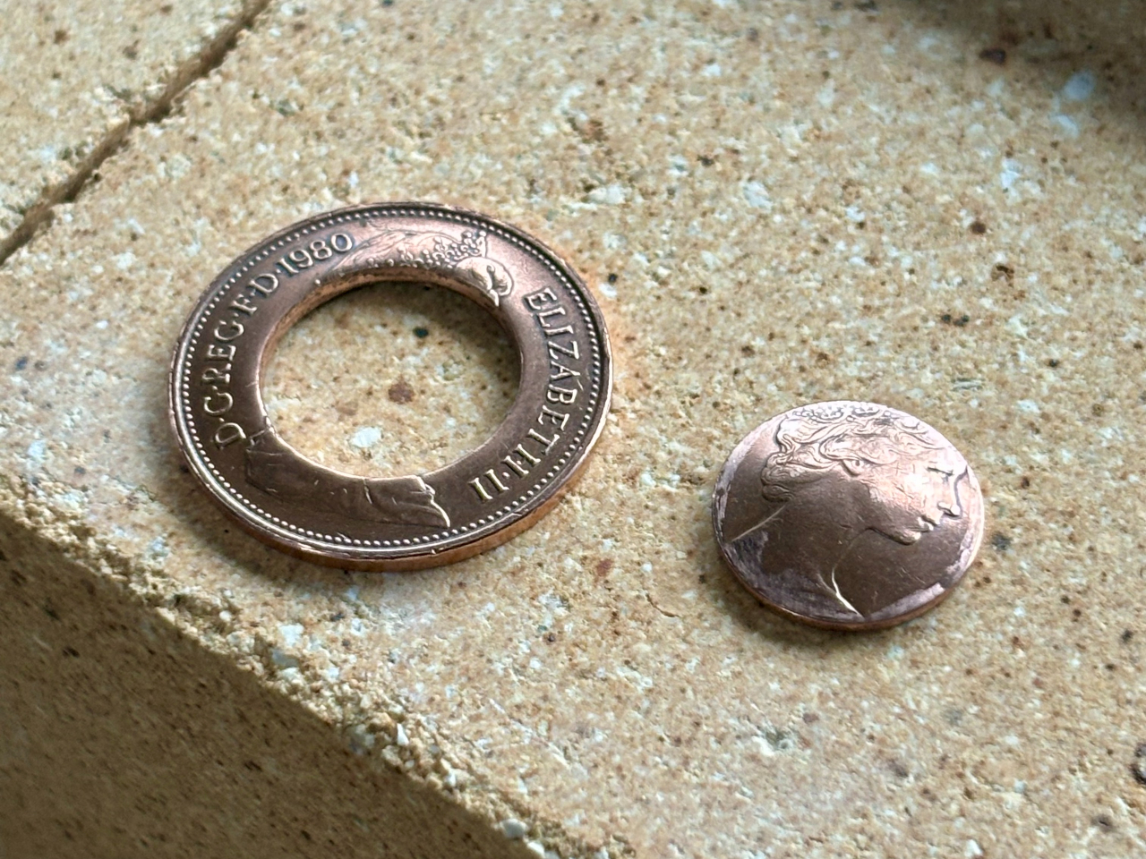 左がコインリングに右がコンチョになりブレスレットとなる