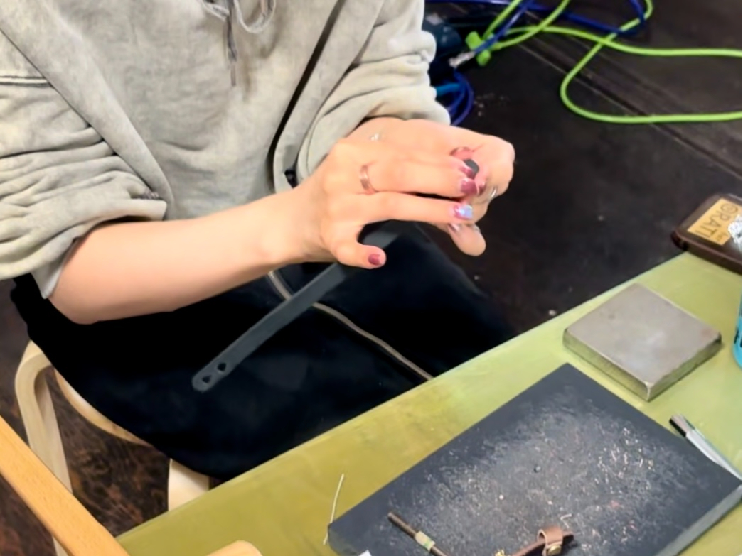 裁断面(コバ)を磨き、穴を開け組み立てて行きます