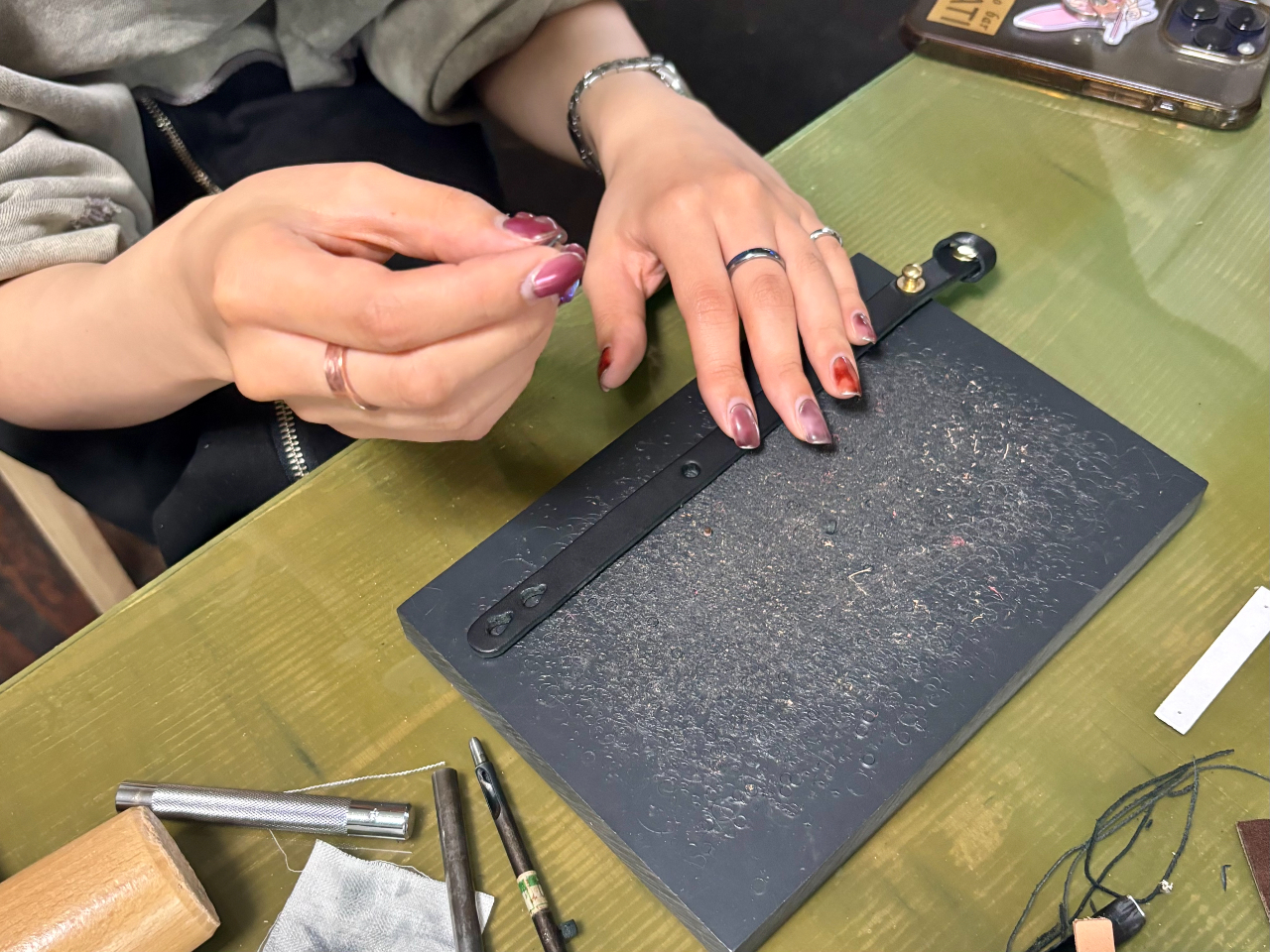 穴を開けたらコンチョを取り付ける