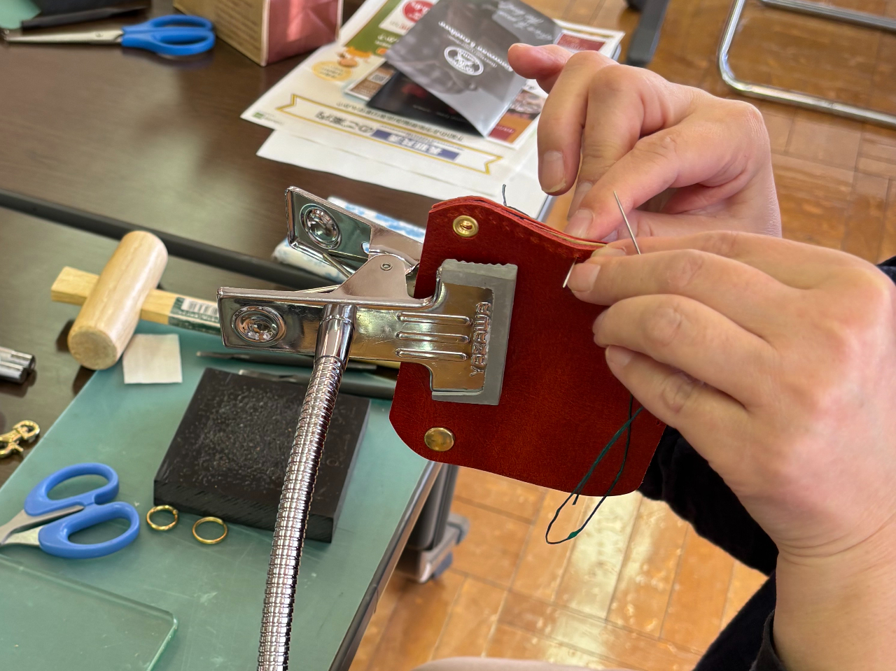 ��D���̗l�q�A1�{�̎���2�{�̐j�łP�j�P�j�D���i�݂܂��B