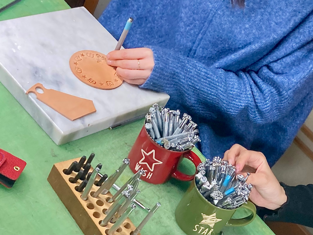 長野・レザークラフト】本格！蛇腹マチの小銭入れ製作、コインをボタン