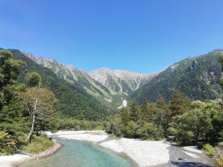 夏の上高地は新緑と抜けるような青空が美しいです。