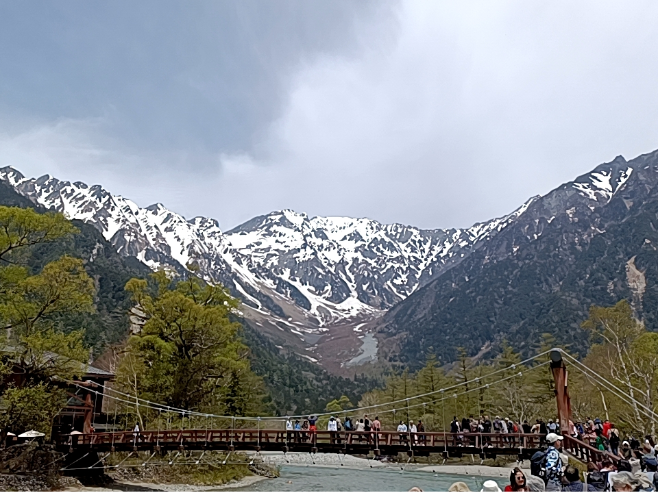 上高地開山の春〜初夏にかけて残雪被る穂高連峰。オーバーツーリズムぎみの河童橋周辺から離れて静かな上高地で森林浴をご案内します。