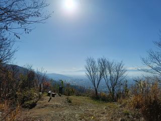 松本平を一望する展望台でポカポカ日向ぼっこはいかがでしょう。
