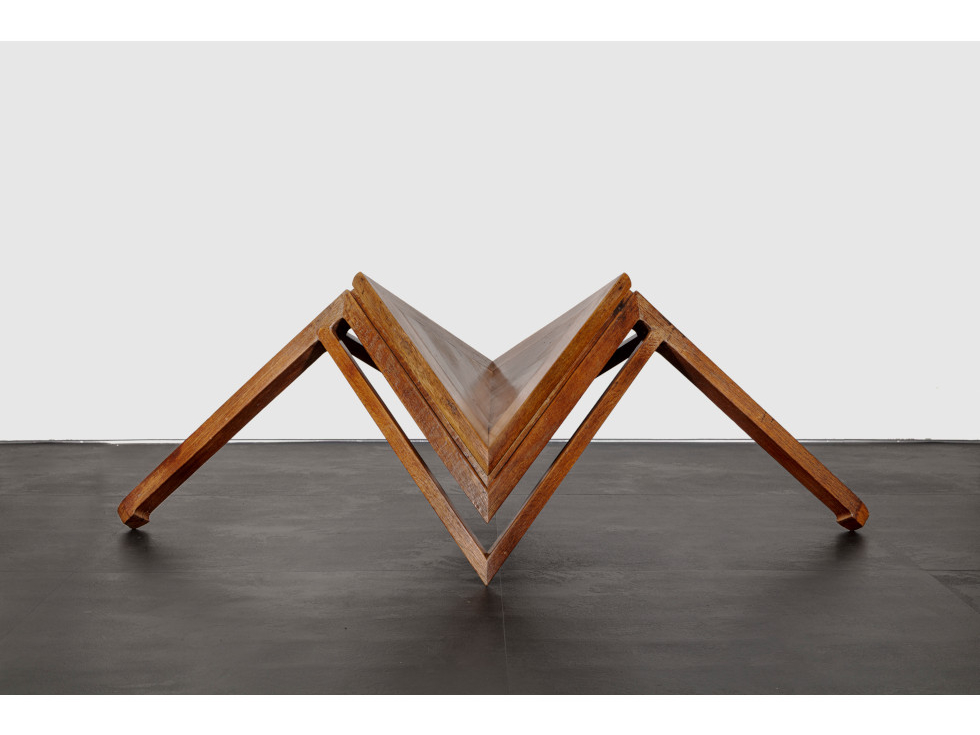 �A�C�E�E�F�C�E�F�C�uTable with two legs�v2005�N