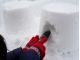\雪を固め原型をつくり、ロウソクの穴をあけていきます!/