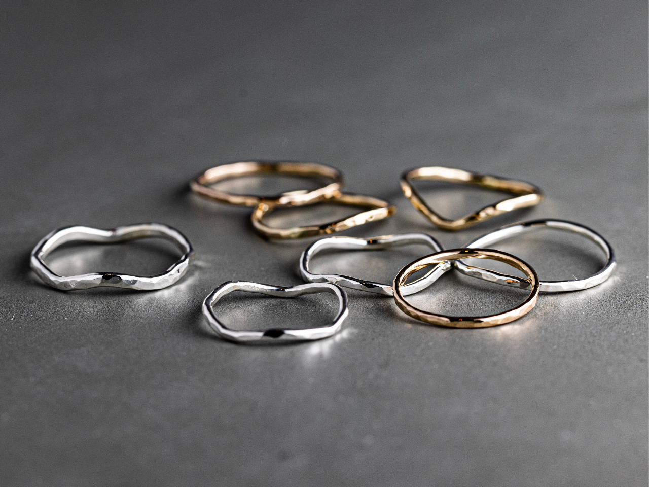 シルバーやゴールドフィルドの素材でウェーブやV字、まっすぐなどお好きな形にできます。