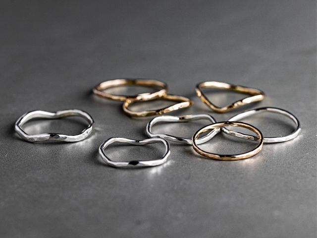 シルバーやゴールドフィルドの素材でウェーブやV字、まっすぐなどお好きな形にできます。