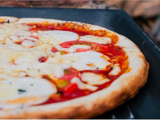 焼き上がりのピザ