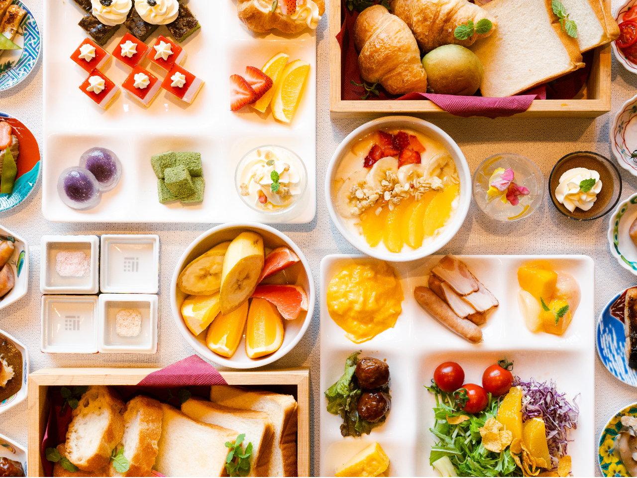 和洋食の豊富なメニューと、九谷焼の豆皿を多数ご用意。お皿選びから始まる、心踊る特別ご朝食を