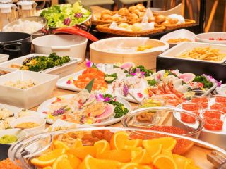 旬な北海道産の食材を使用したお料理を和洋ビュッフェ形式にてご用意しております。