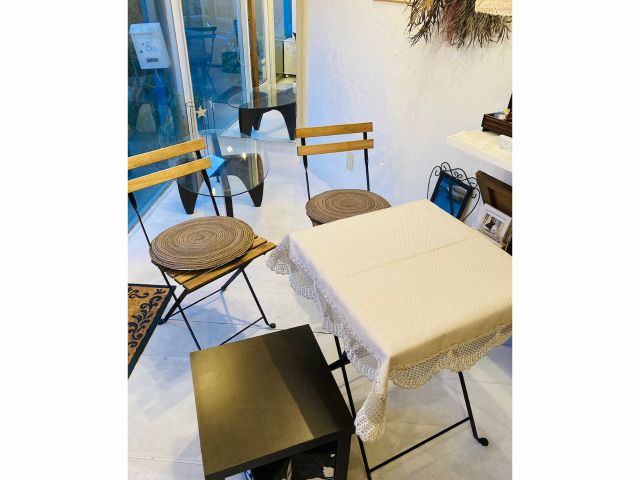 アトリエの様子です♪緑がたくさんの中庭が見える店内で、癒されながら制作できます。個室貸し切りですのでゆっくり楽しむことができます。