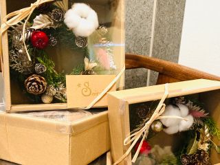 アトリエの様子です♪緑がたくさんの中庭が見える店内で、癒されながら制作できます。個室貸し切りですのでゆっくり楽しむことができます。