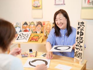 対面で丁寧に筆ペンの扱い方や墨の運び方など説明、実演いたします。