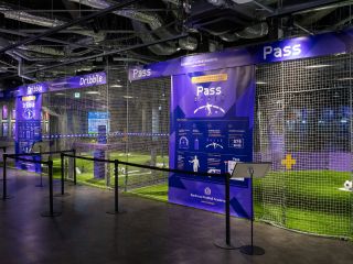 サンフレッチェが誇る3人のレジェンドがコーチとなり、サッカー上達のポイントを解説!一人でも、家族・グループみんなでも楽し体験型となっています♪