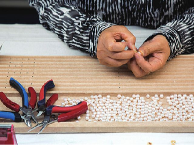 最後の金具絞めは、職人がお手伝いします