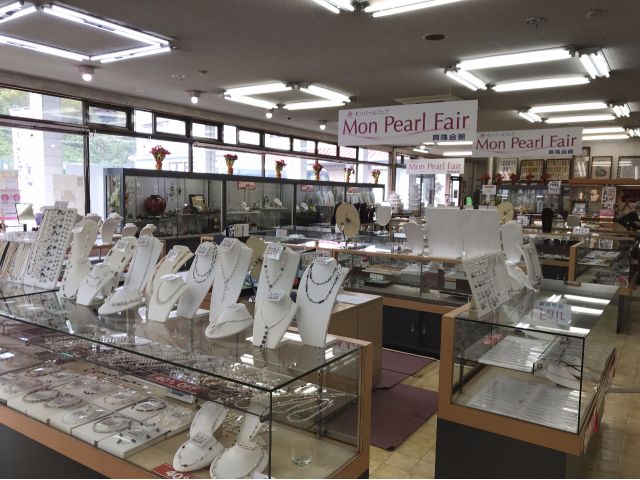 真珠製品展示販売数は、常時3,000点以上
