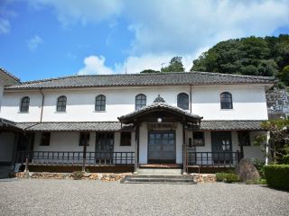 国の重要文化財である開明学校は1882年に町の人たちの寄付で建てられました。