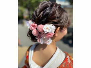 プリザーブドフラワーのヘッドドレスです。生花と違い軽くてたくさんつけることがで来ますので、打掛に負けないボリュームで華やかです。