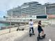 でっかいクルーズ船が停泊してるみたいだから見に行こう!!電動キックボードなら気ままに動ける。