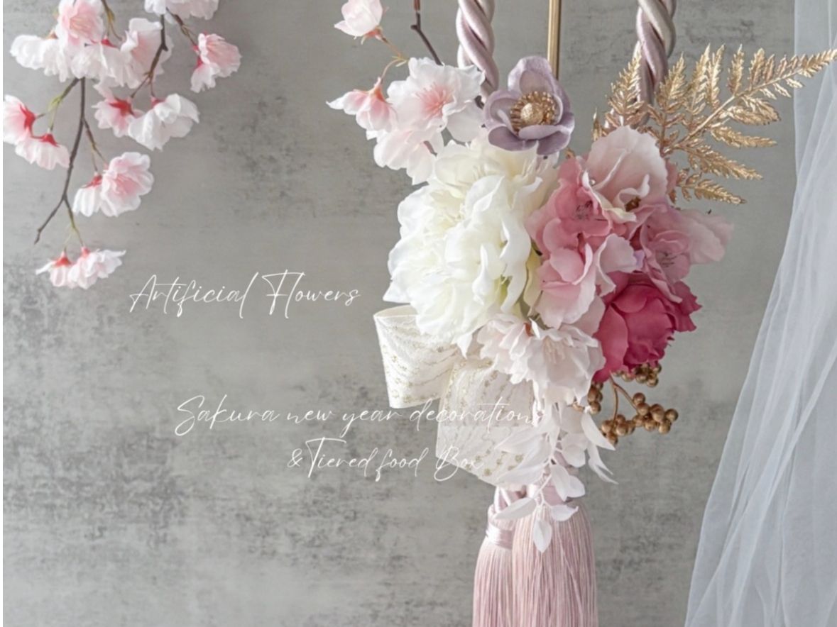 �s���N�̃^�b�Z���ɂR��ނ̍��ƃs�I�j�[�E�A�l���l�Ȃǂ�������̉ԍނƃ��{�������킹�ĉ����؂₩�Ȃ�������������܂��B