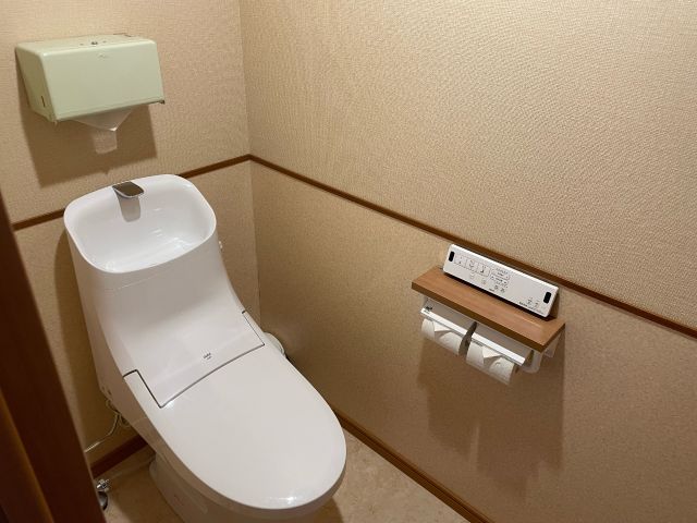 管理棟横サニタリー棟内トイレ