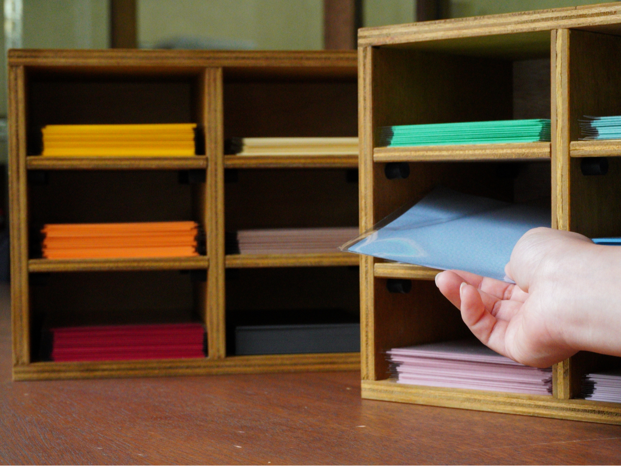 �J���t���Ȏ��E�������̈قȂ鎆���`���C�X