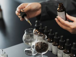 kakoの調香体験 オリジナルのエッセンシャルオイルを組み合わせて自分だけの香りを作成します。