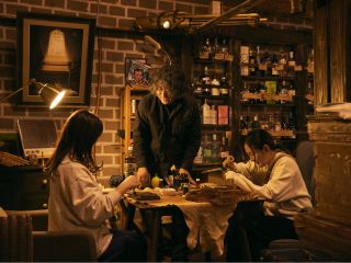 ドラマやPVなどで使われる雰囲気のあるBARでのレザーワーク体験。今回のために専用に作られた狭山茶を使った染料『入間ブラック』を使用した。一緒に作りませんか?