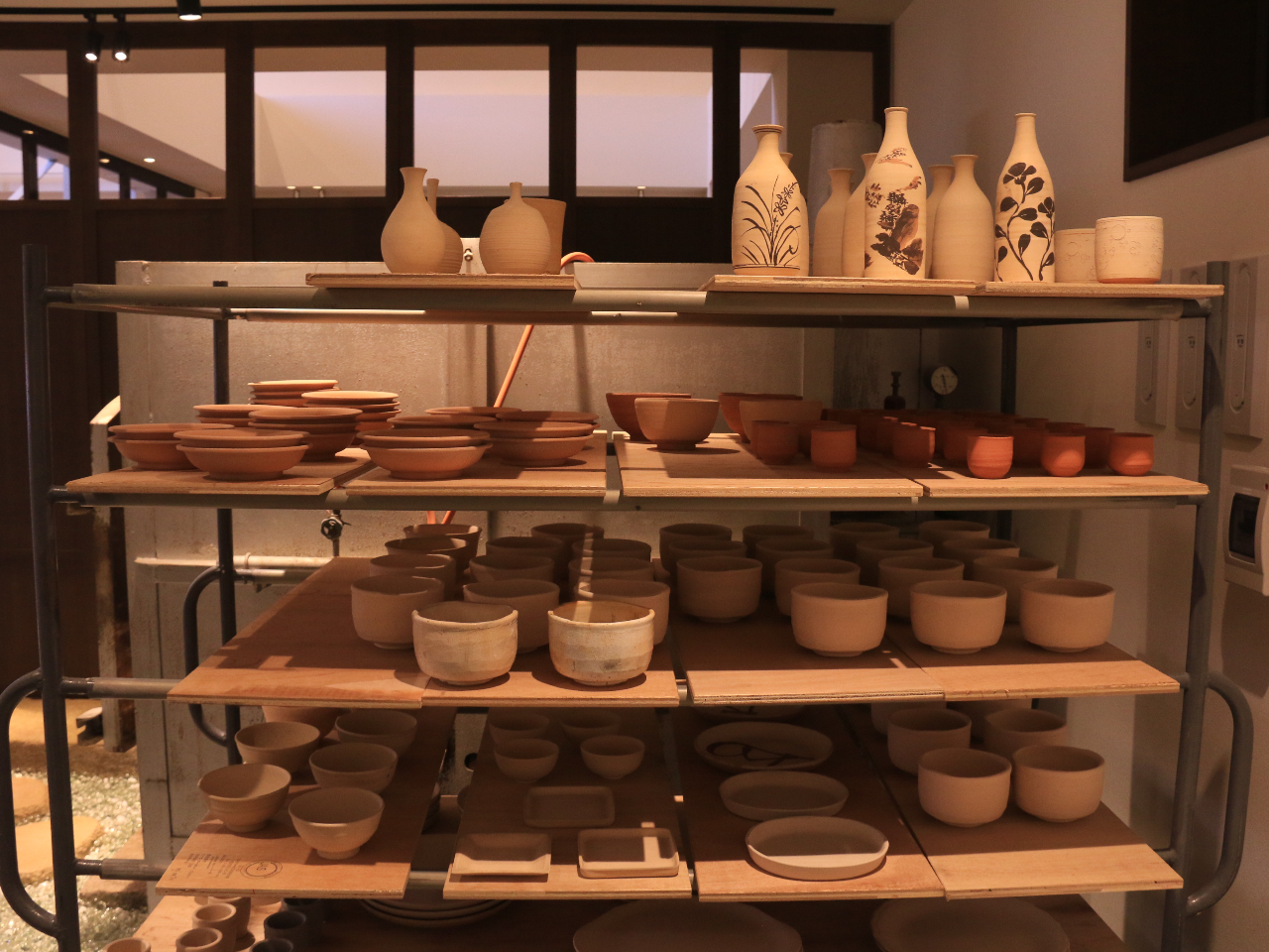 �{�ݓ��ɂ͑f�Ă��̐��n����������I�@���\�N���O�ɐE�l�ɂ���č��ꂽ���n�B���̓y�łł���������ŏĂ��グ��ƕ��i�g���Ă���d���ĉ��̂���H��ɂȂ�܂��B