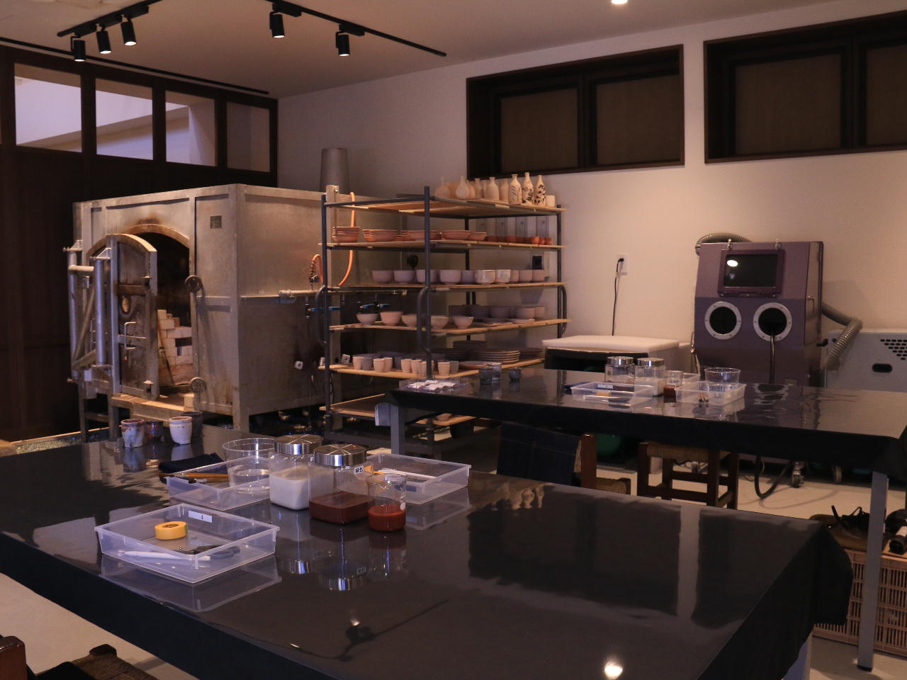 �̌��{�݁y��LABO�z�{�ݓ��́y��z�̗��j��y���ݕ���m��镡���{�݁B�@�̌��X�y�[�X�̓K���X�ɊG�t���o����T���h�u���X�g�@���ƃe�[�u��������܂��B