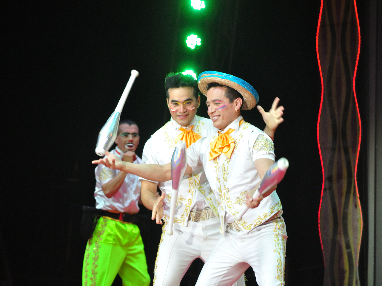 ���W���O�����O�� ���L�V�R���痈���T�[�J�X�ꑰ��3�l�ɂ�鐦���U�u�R���r�l�[�V�����E�W���O�����O�v