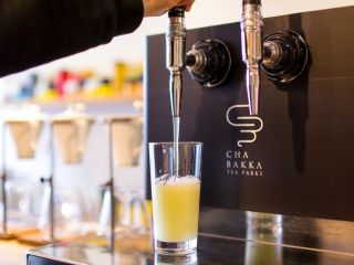 日本初のビールサーバーから直接注ぎ入れる水出し煎茶「ドラフトティー」はお客様自身で淹れていただく体験をしていただきます。